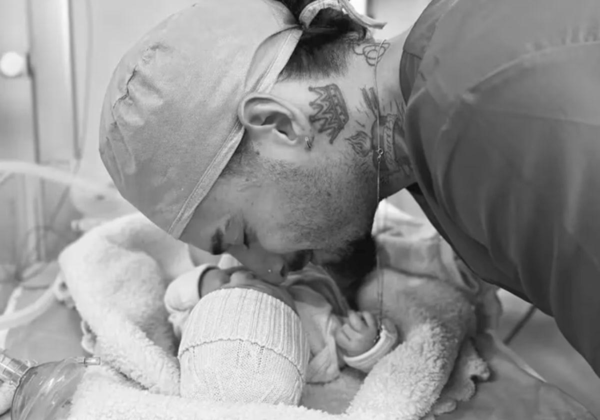 Maluma con su hija recién nacida, París.