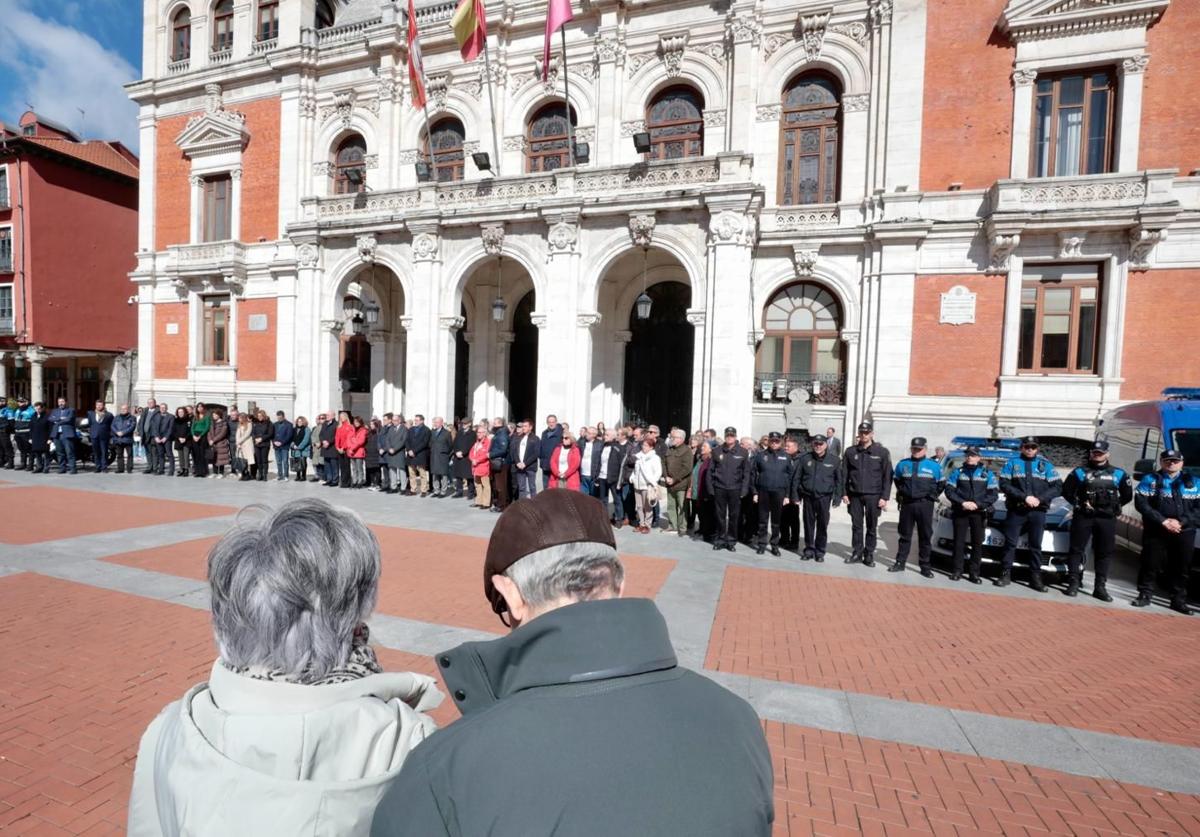 Minuto de silencio en memoria de las víctimas del 11-M, este lunes en Valladolid.