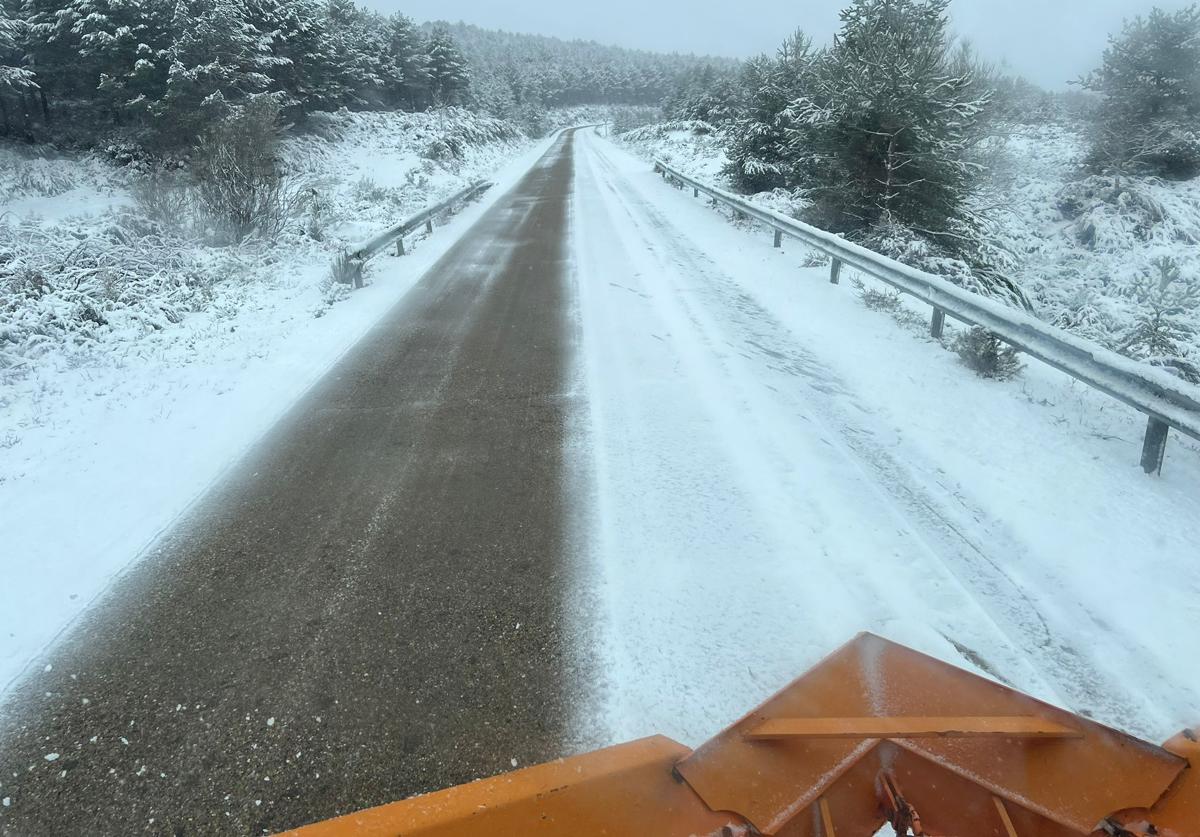 Una quitanieves retira la nieve acumulada en una carretera de Zamora el pasado fin de semana.