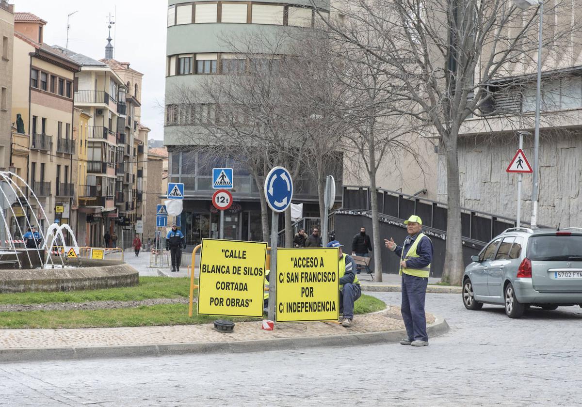 Carteles que anuncian el corte de tráfico en Blanca de Silos por obras.