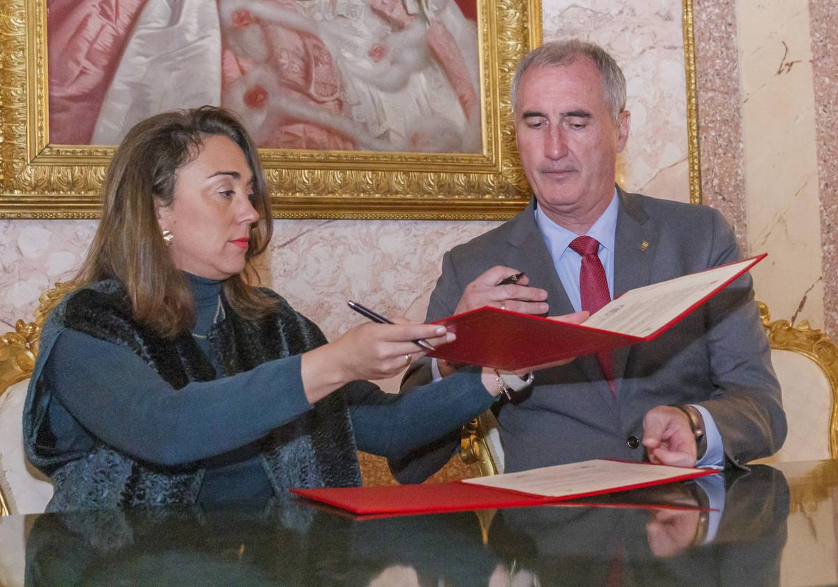 La consejera de Movilidad y el alcalde de Segovia suscriben el protocolo de cesión.