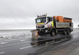 Una máquina quitanieves en la carretera que une Campaspero con Peñafiel, el pasado viernes.