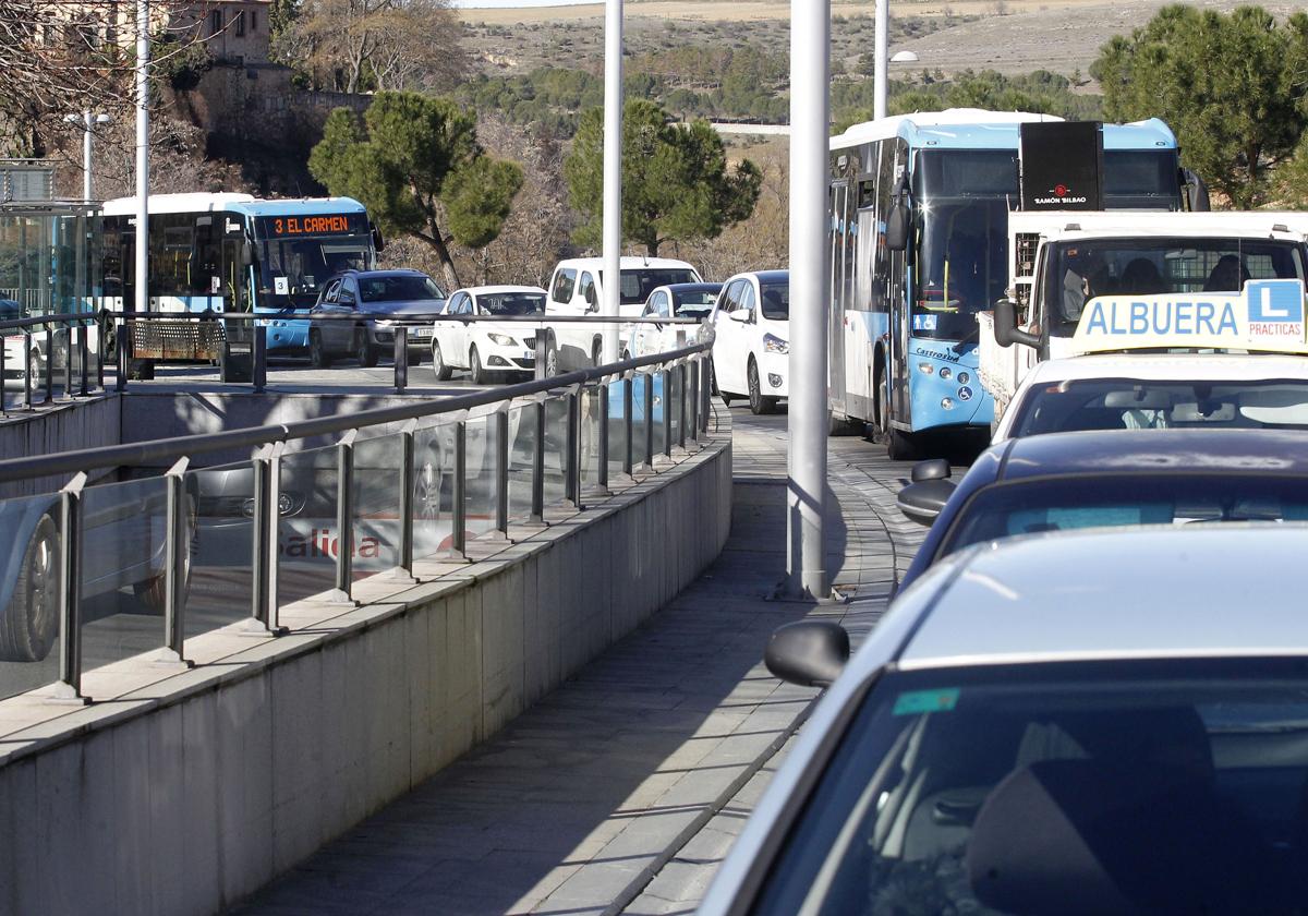 Vehículos atascados en la avenida Padre Claret.