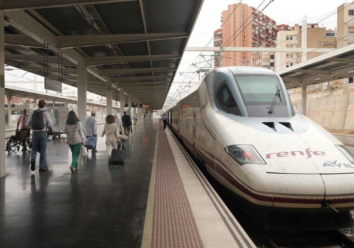 Tren que une Palencia con Alicante, en la estación levantina.