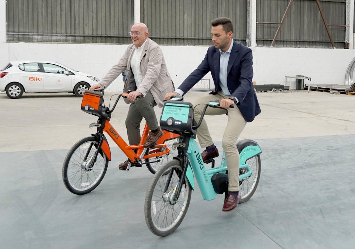 Jesús Julio Carnero y Roberto Migallón, alcaldes de Valladolid y Zaratán, prueban las bicicletas tras la firma del acuerdo, en una imagen de archivo.