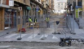 Operarios en las obras de la calle Blanca de Silos, este martes.
