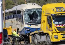 Una grúa retira el autobús del Imserso que el lunes sufrió un vuelco en Mallorca.