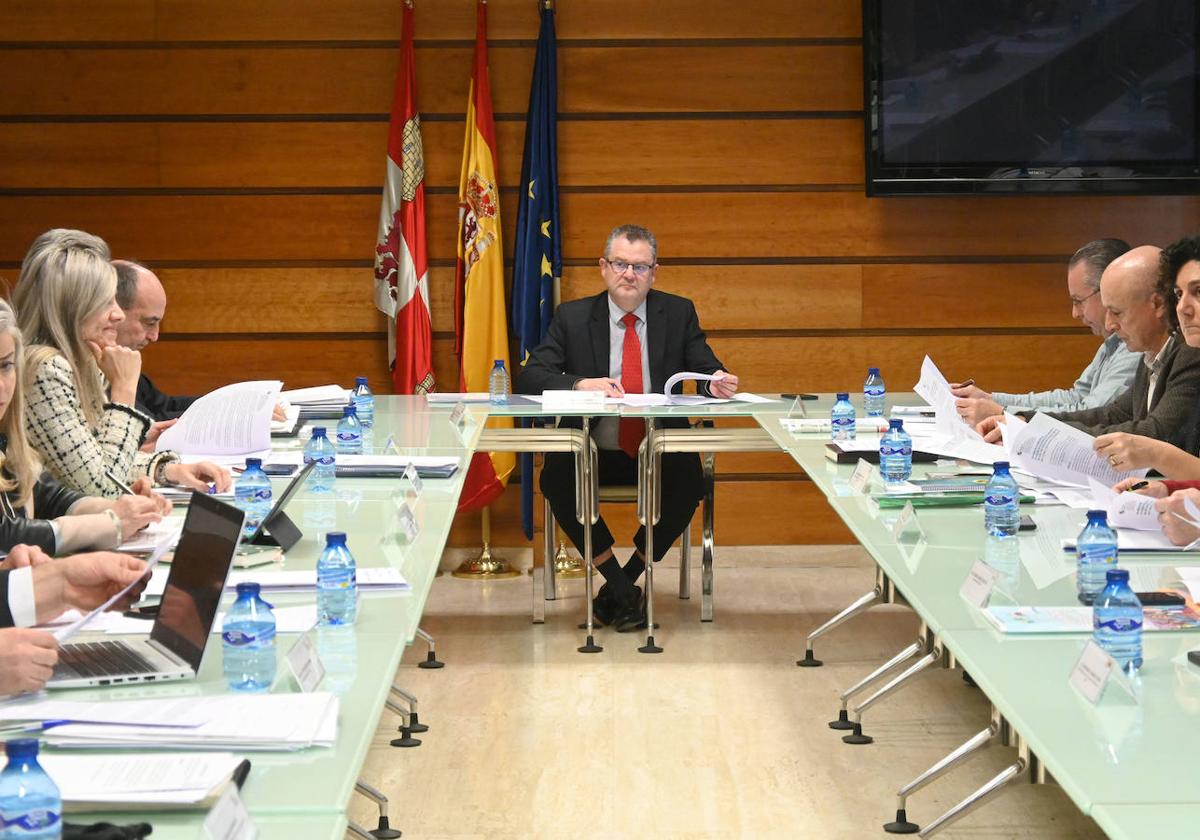 El consejero de Agricultura junto con su equipo y los representantes de las organizaciones agrarias durante el Consejo Agrario del pasado viernes.