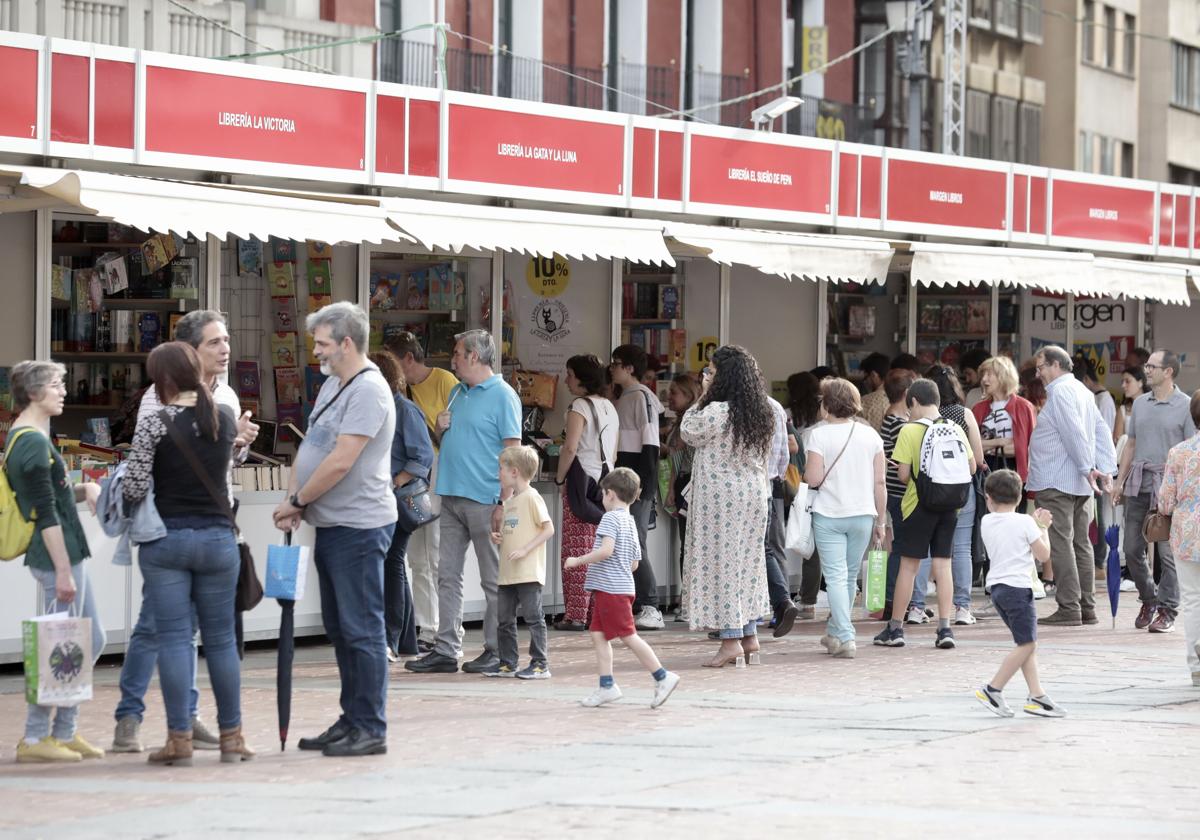 Público en las casetas de la feria en la Plaza Mayor de Valladolid.