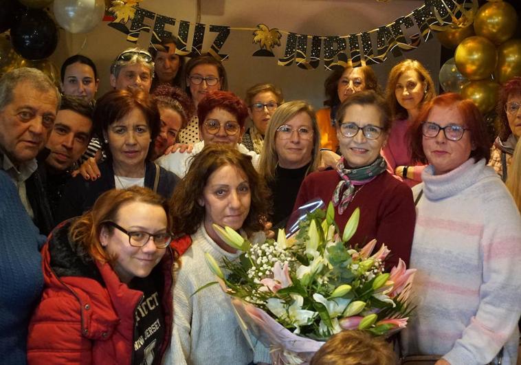 Matilde, en el centro, con su ramo de flores rodeada de los vecinos del barrio.