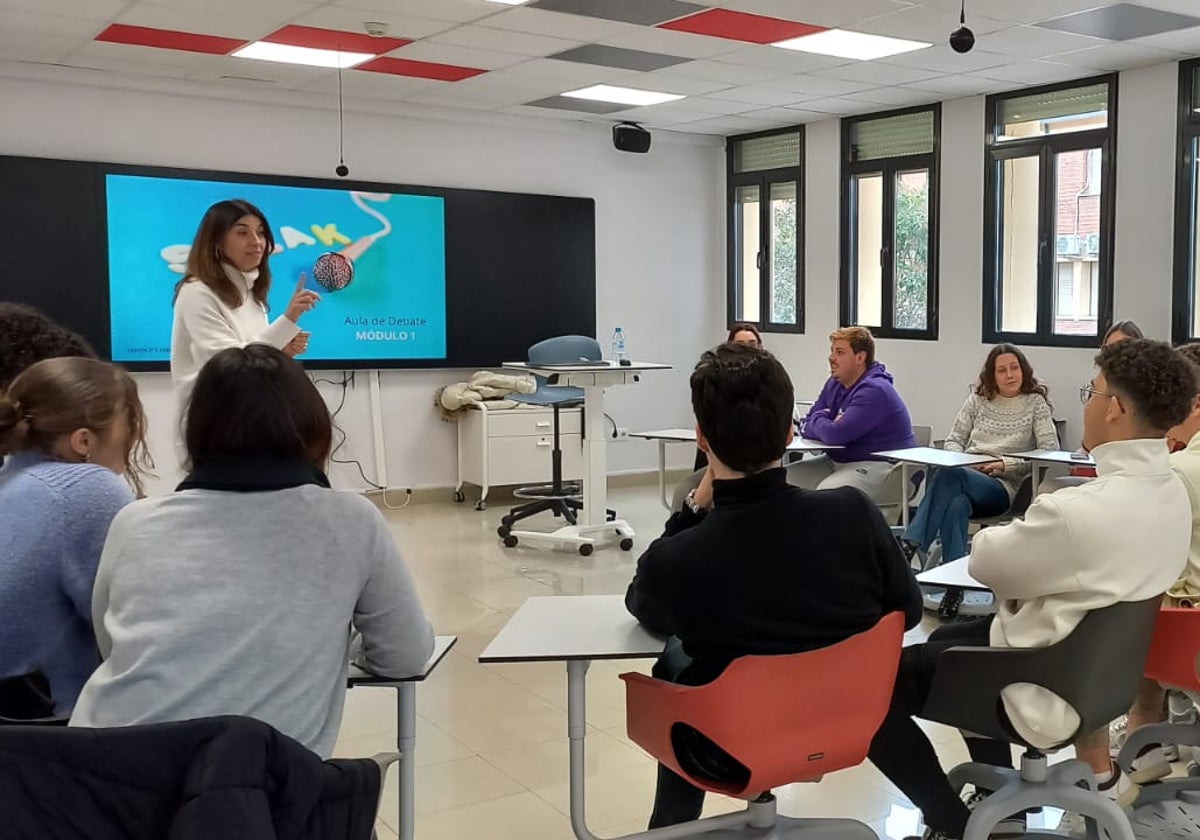 Un grupo de estudiantes durante una de las sesiones del Club de Debate. Curso 23-24