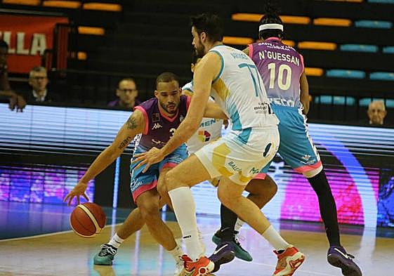 Mike Torres juega un bloque y continuación con N'Guessan.