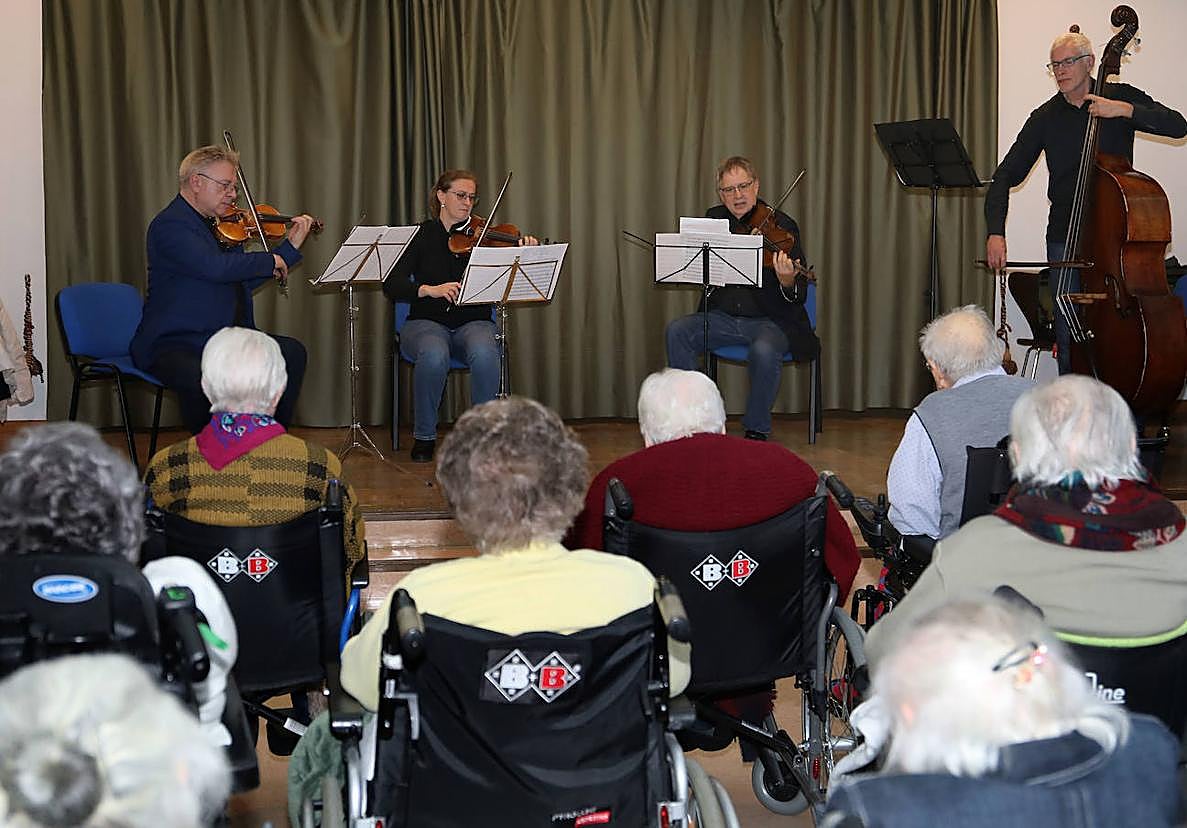 El público sigue el concierto de la Oscyl, este martes en la residencia Puente de Hierro.