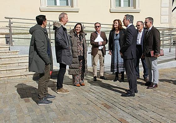 Representantes de la Dirección General de Deportes, del equipo de gobierno municipal y del grupo de concejales de Vox, ante las puertas del Ayuntamiento.