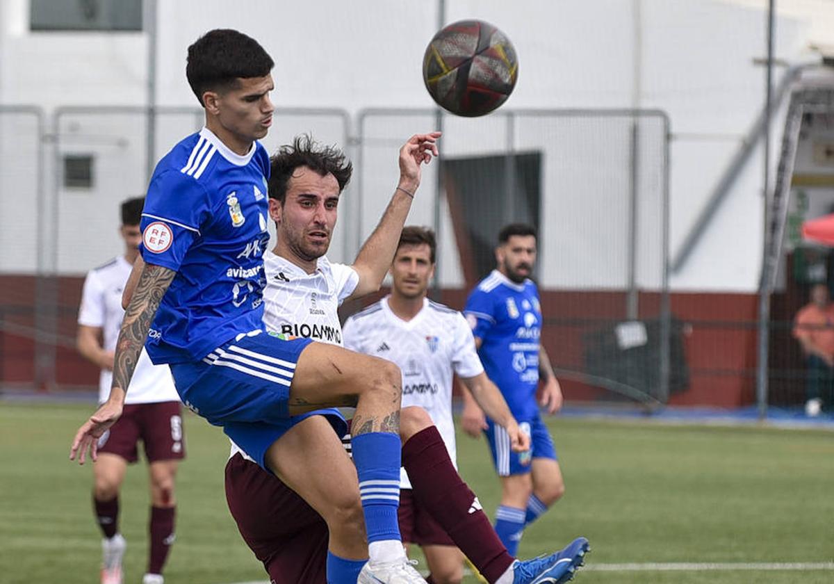 El gimnástico Juan de la Mata pugna con un contrario en el partido de Canarias.