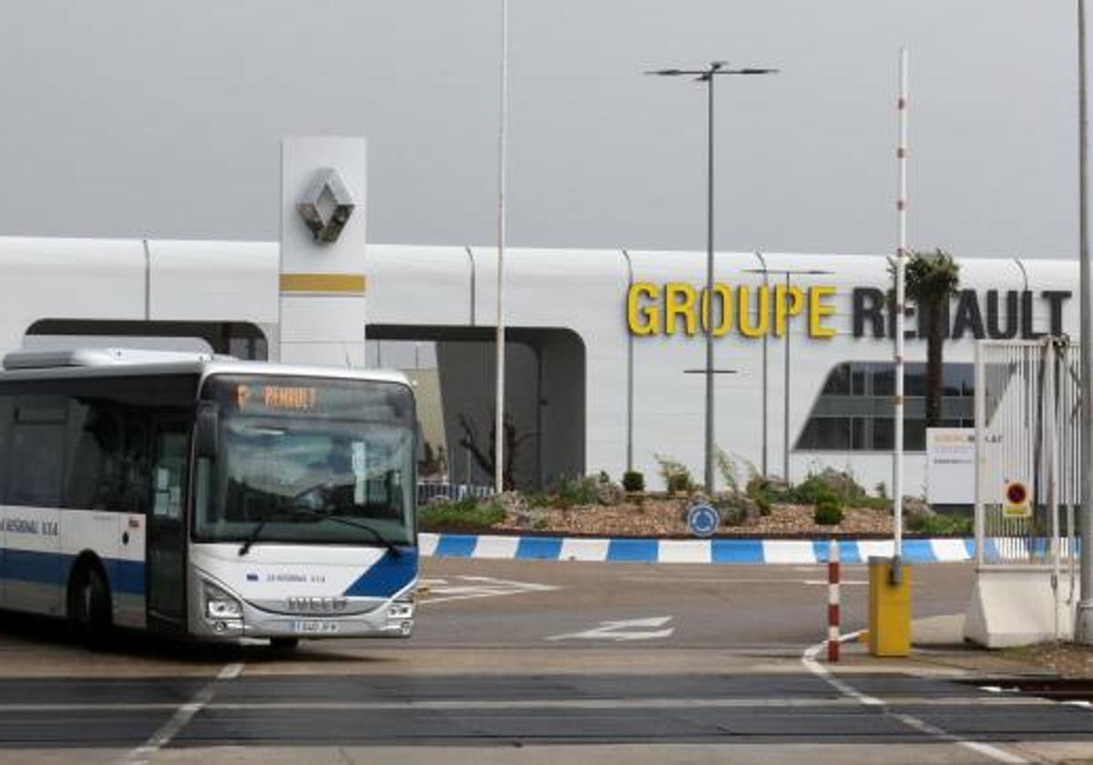 Acceso a las instalaciones de Renault en Valladolid.