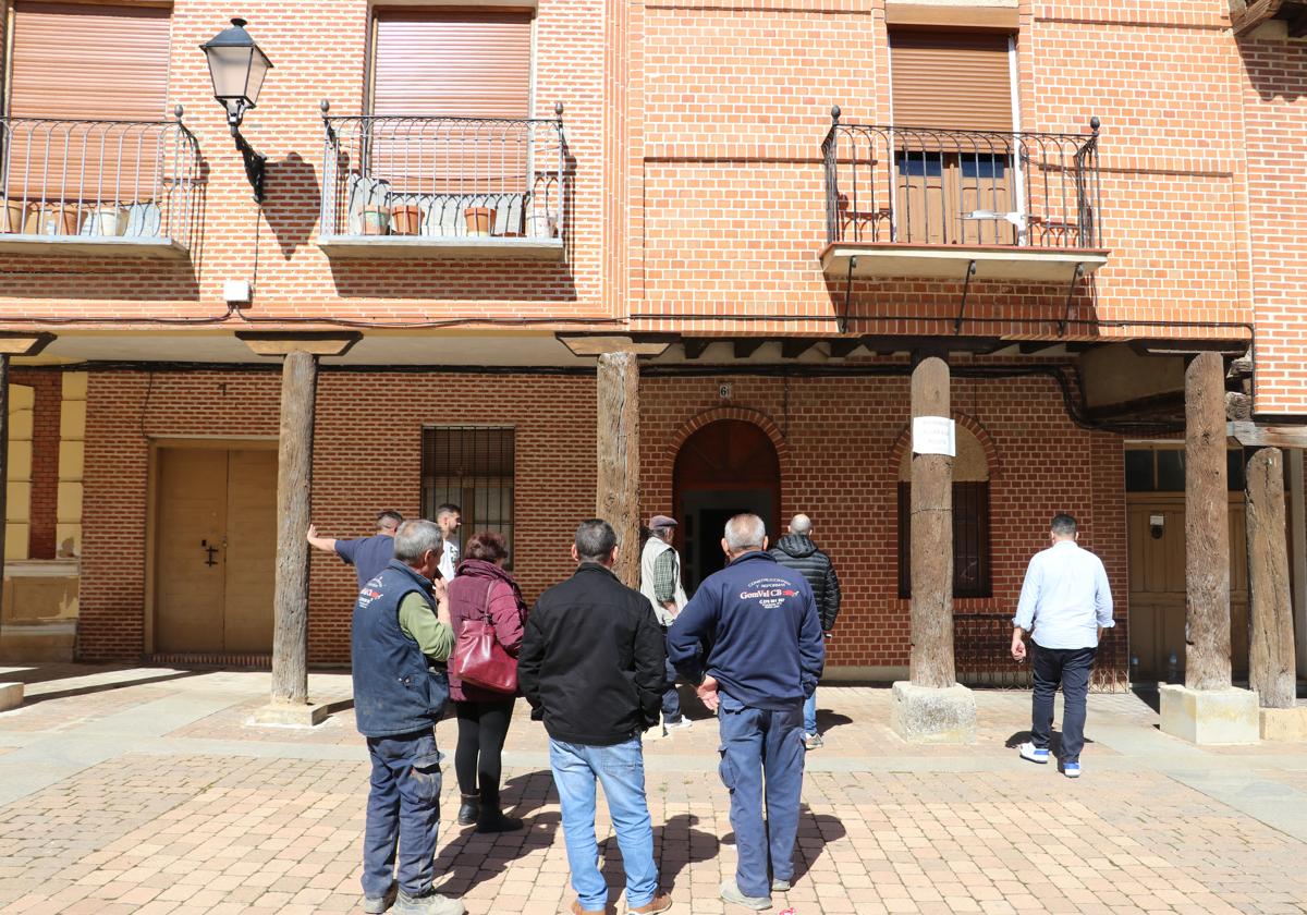 Varios vecinos de una vivienda afectada cuya bodega ha acumulado cinco metros de altura de agua y está en riesgo.