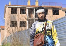 El joven Anas Ahnin, con la venda en la cabeza, tras la agresión que sufrió el domingo en el antiguo Rancho.