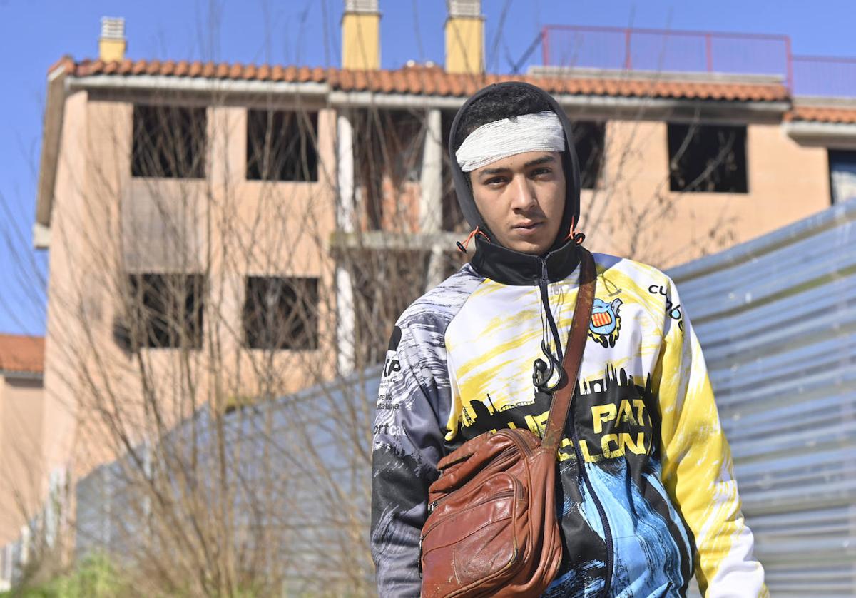 El joven Anas Ahnin, con la venda en la cabeza, tras la agresión que sufrió el domingo en el antiguo Rancho.