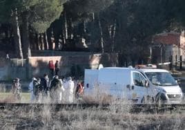 Guardia Civil y equipos forenses tras el hallazgo del cuerpo de Esther López junto a una carretera en Traspinedo en febrero de 2022.