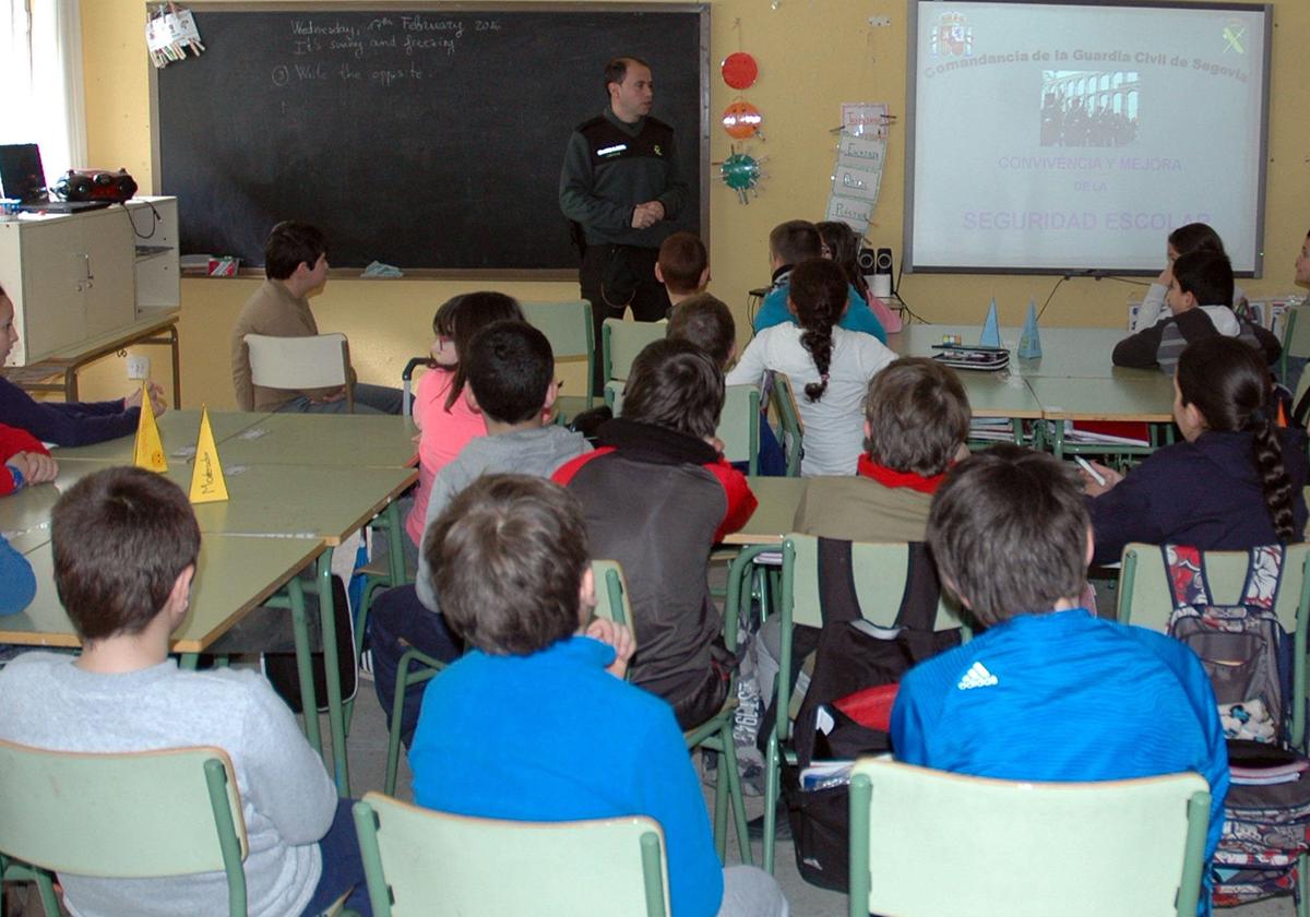 La Guardia Civil imparte una charla informativa en un colegio de San Rafael para prevenir el acoso escolar.