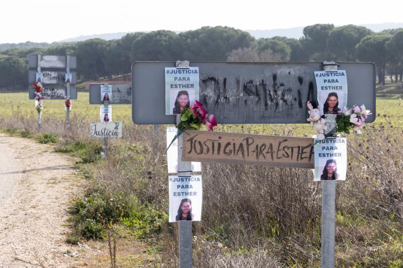 Carteles pidiendo justicia para Esther López en la zona en la que apareció el cuerpo.