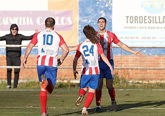 Los jugadores del Tordesillas celebran un gol.