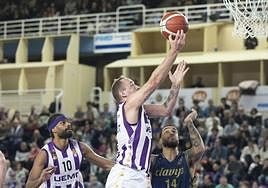 Devin Schmidt deja una bvandeja en el encuentro ante Clavijo.