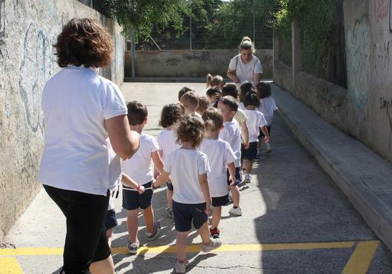 Unas profesoras cuidan de unos escolares de Infantil en un centro de Segovia.