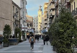 Varias personas caminan por la calle Santiago de Valladolid, en una imagen de archivo.