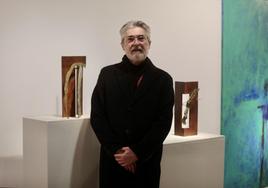 Miguel Isla junto a esculturas inspiradas en el Canal de Castilla y uno de sus lienzos acrílicos