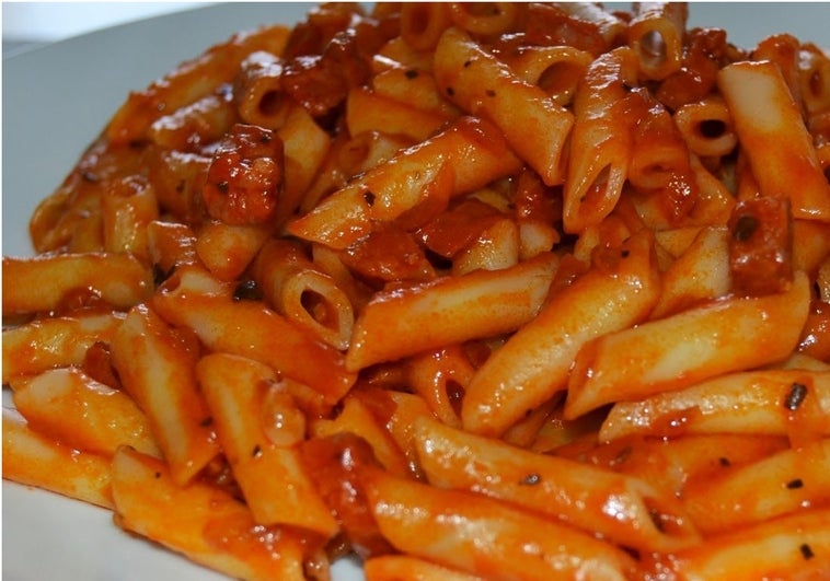 Macarrones con tomate y carne picada