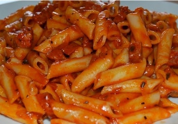 Macarrones con tomate y carne picada