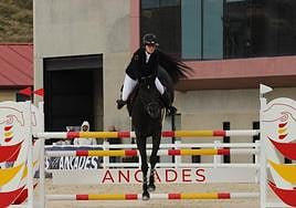 Nerea Robles saltando con su yegua.