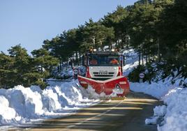 Una máquina retira nieve acumulada en una carretera de Salamanca, este martes.