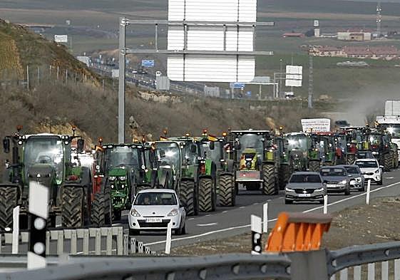 Una fila de trasctores dificulta la circulación en la autovía A-601, en Segovia.