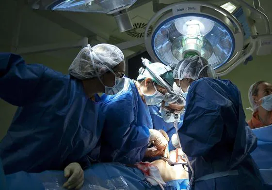 Intervención quirúrgica para el trasplande de pulmón en el Hospital de Valdecilal, en Santander.