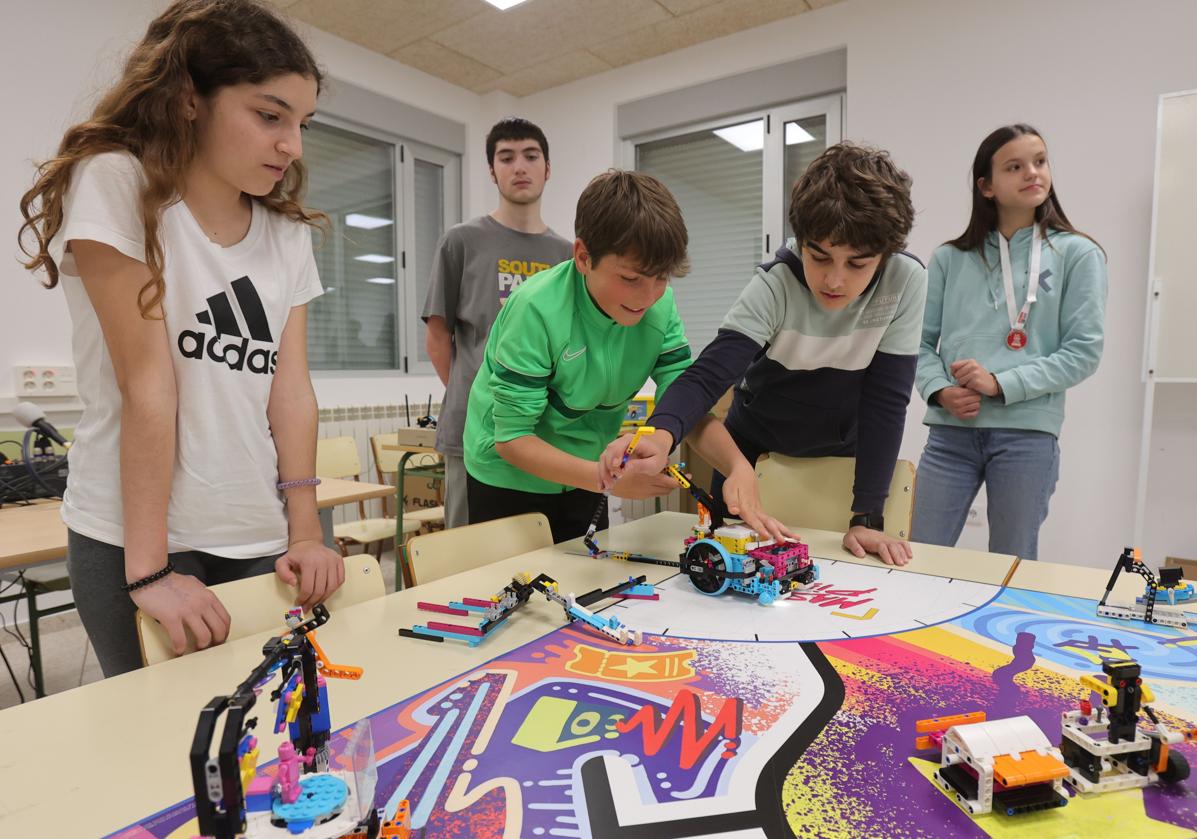 Alumnos del Victorio Macho entrenan con los robots de Lego.