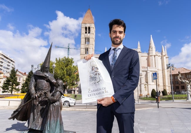 Rodrigo Cabezudo junto al cartel para la Romería del Carmen de Extramuros.