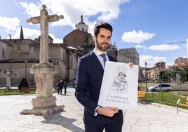 Rodrigo Cabezudo, cofrade y diseñador gráfico, junto a uno de sus carteles para Carmen de Extramuros a los pies de La Antigua.