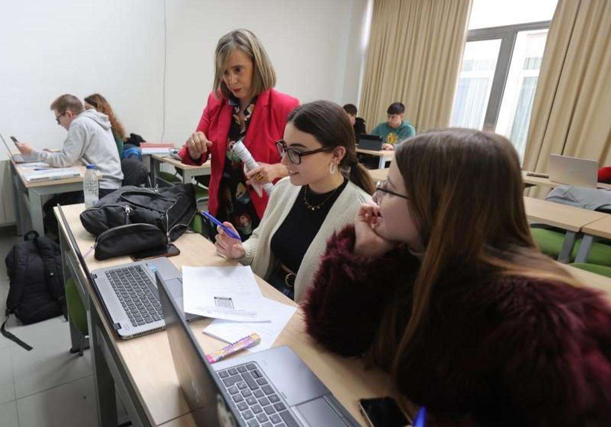 Los estudiantes se enfrentan a la prueba sobre Economía Social.