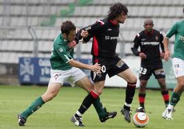 Tote se deshace de un rival con su compañero O.J. Morales en segundo plano durante el Racing de Ferrol-Real Valladolid del 10 de junio de 2006.