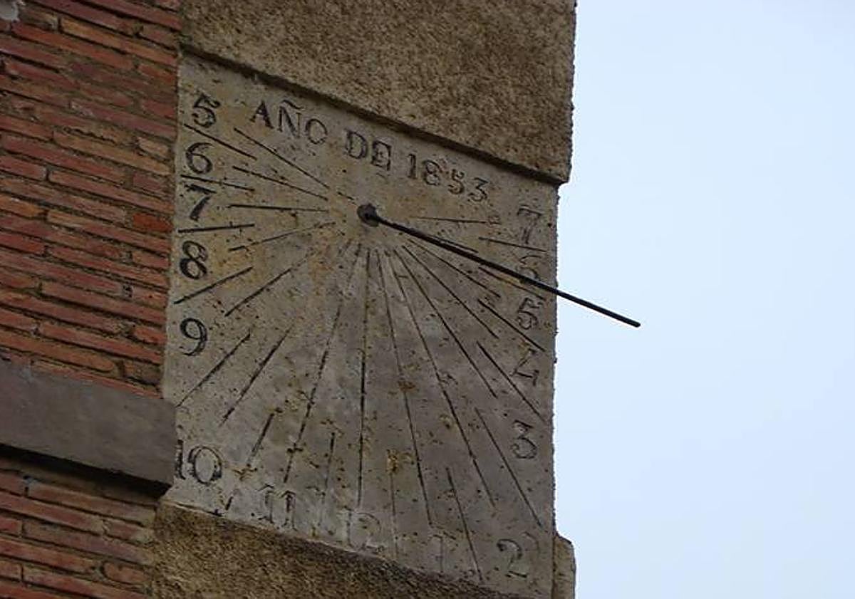 Imagen principal - Relojes de la dársena del Canal de Castilla en Medina de Rioseco, de La Santa Espina y el que da servicio en la calle Cardenal Torquemada de Valladolid