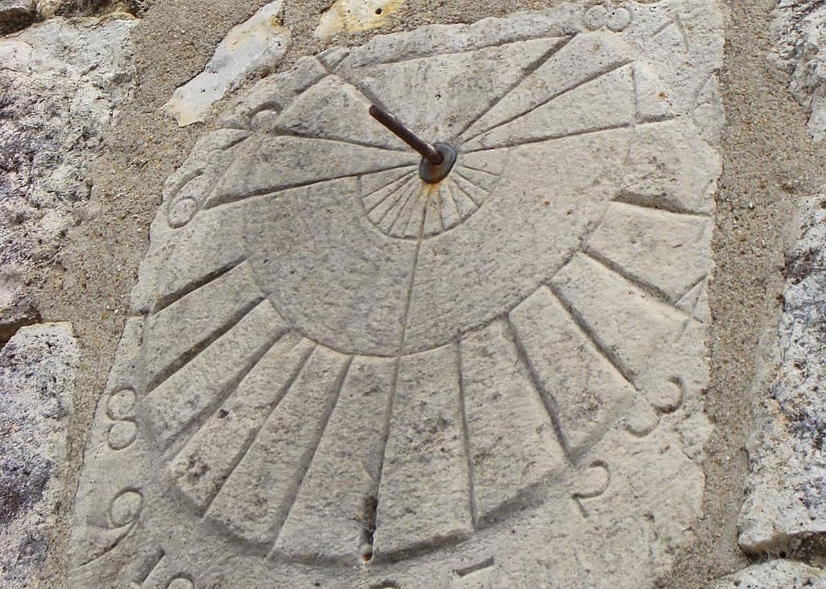 Imagen secundaria 1 - Relojes de Alcazarén y de la ermita de Tiedra y portada del libro publicado por Agustín Villarroya Lahoz.