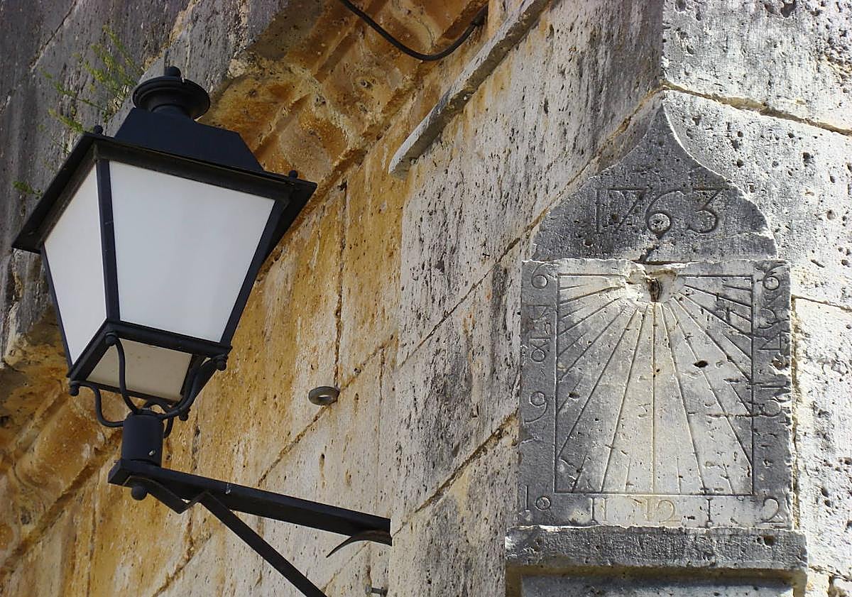 Imagen principal - Relojes en la iglesia inacabada de Villardefrades, en los Santos Juanes de Nava del Rey y en Gatón de Campos.