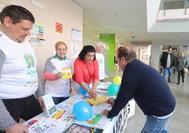 Mesa informativa de Alcer en el Hospital Río Carrión, este jueves que se conmemoró el Día Mundial del Riñón.