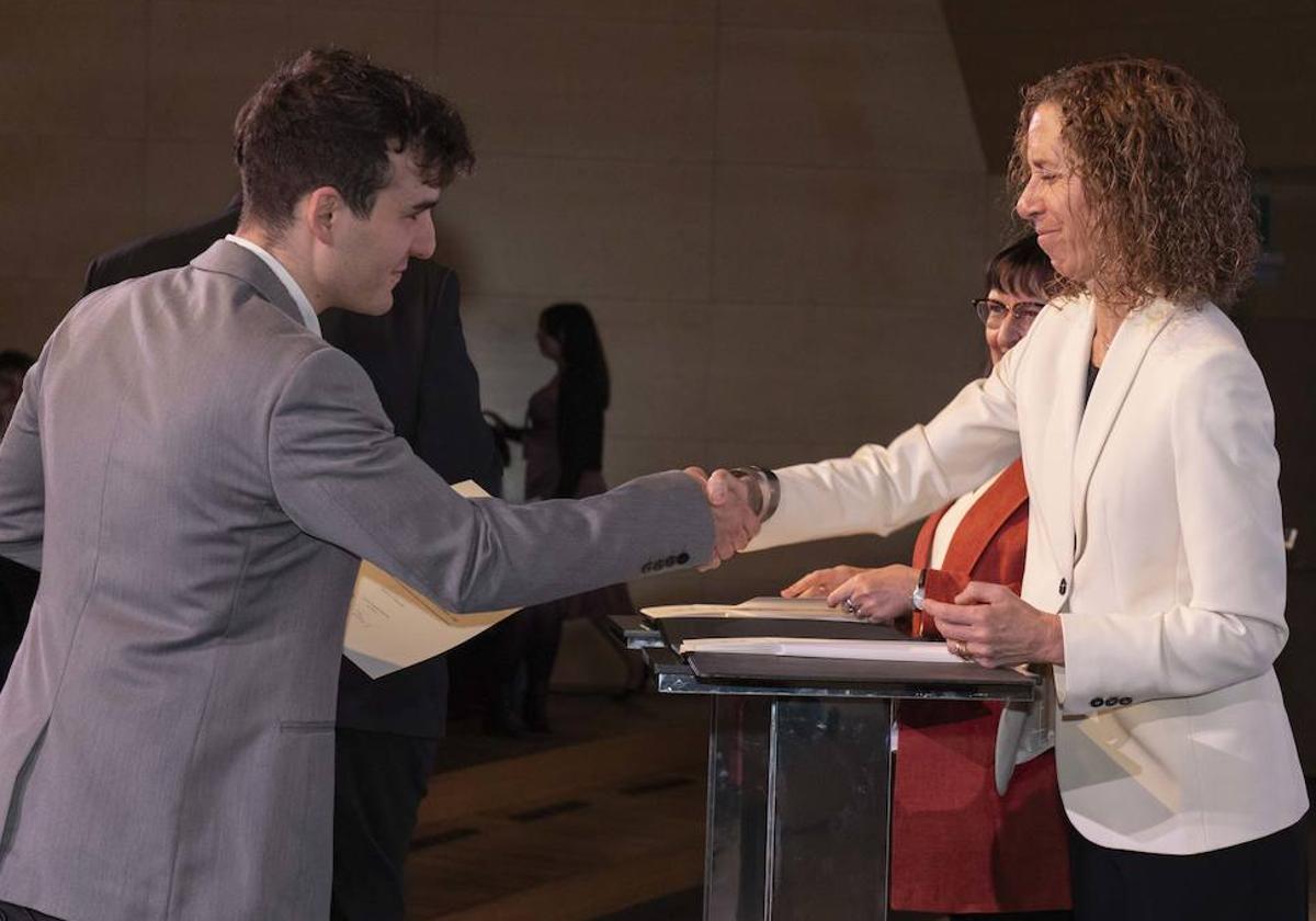 Daniel Gutiérrez recibe su beca Fundación 'la Caixa'.