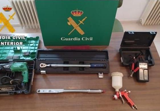 Materiales intervenidos por la Guardia Civil a uno de los trabajadores.