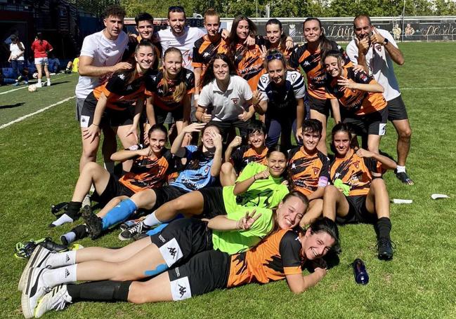 Las jugadoras del Atlético Lince celebran sobre el césped una victoria en liga Gonalpi.