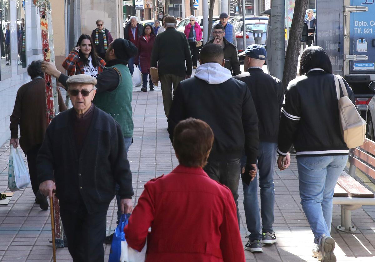 Varias personas pasean por unas de las calles de la ciudad de Segovia.